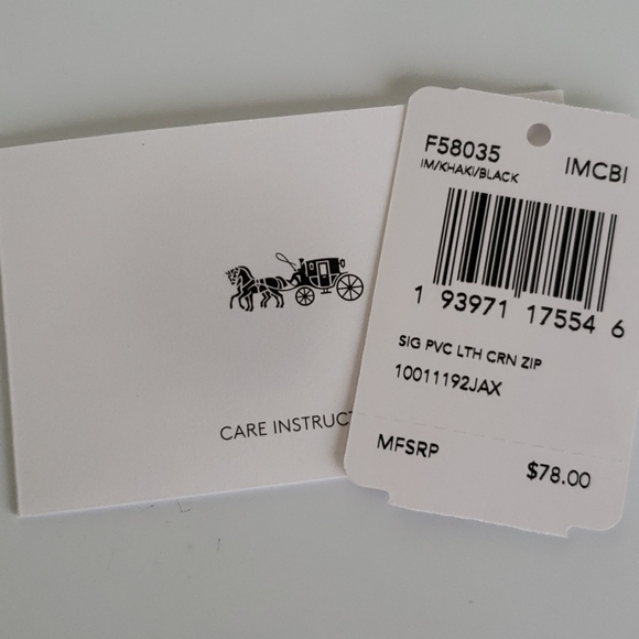 COACH • Corner Zip Wristlet Signature - Picture 5 of 7